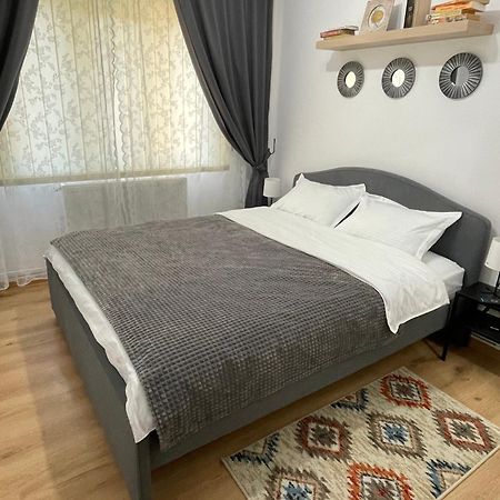 Apartament Cina Husi Bagian luar foto