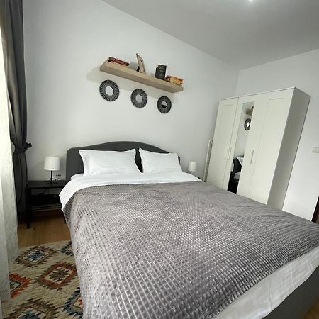 Apartament Cina Husi Bagian luar foto