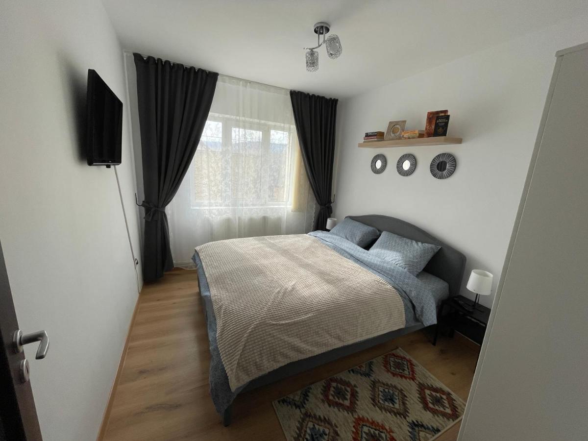Apartament Cina Husi Bagian luar foto