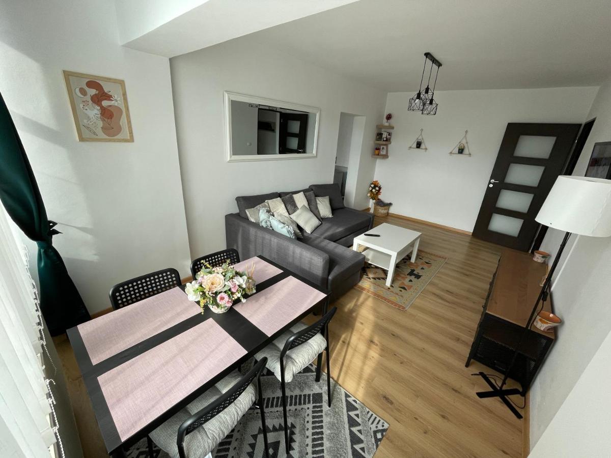 Apartament Cina Husi Bagian luar foto