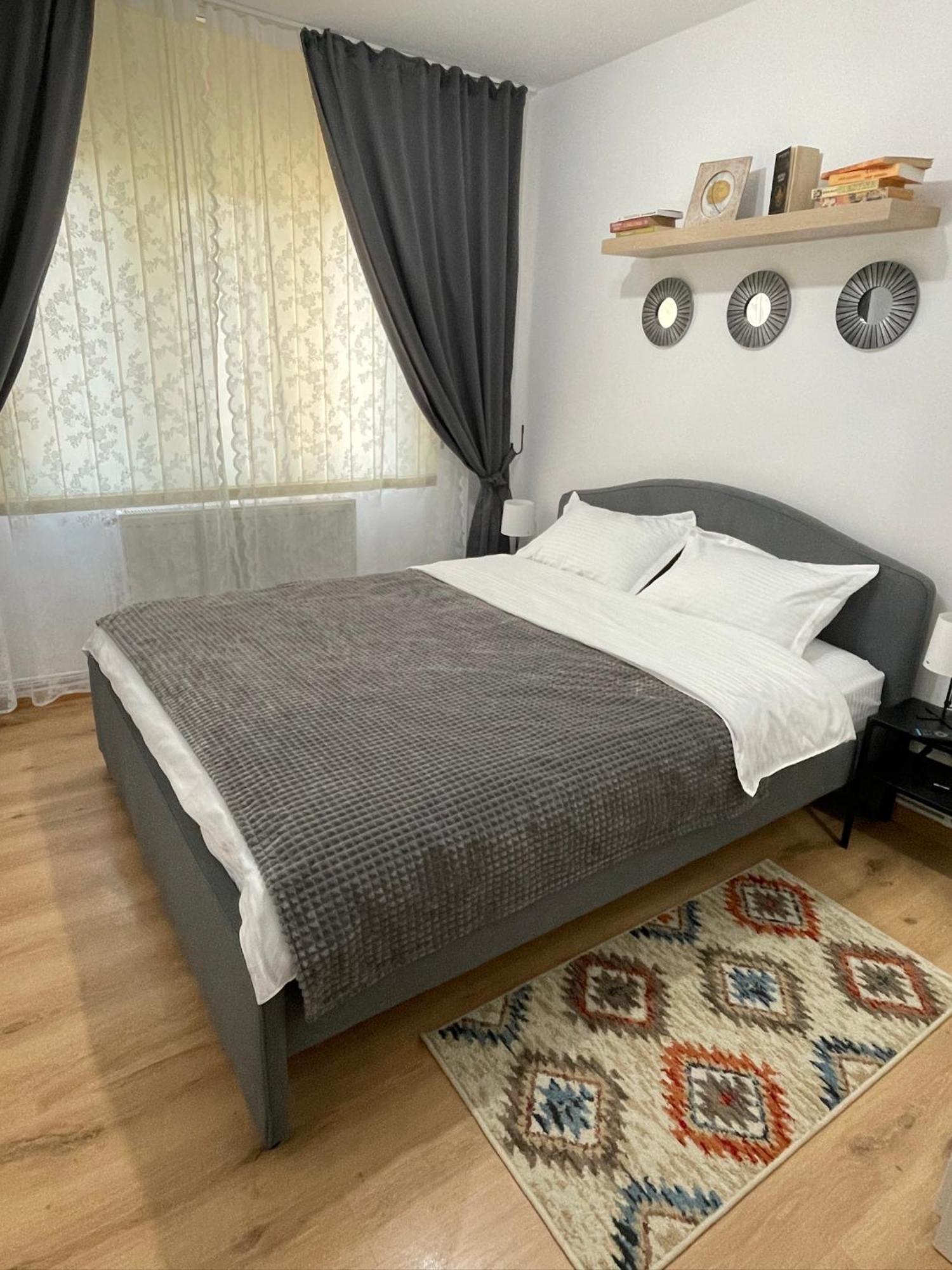 Apartament Cina Husi Bagian luar foto